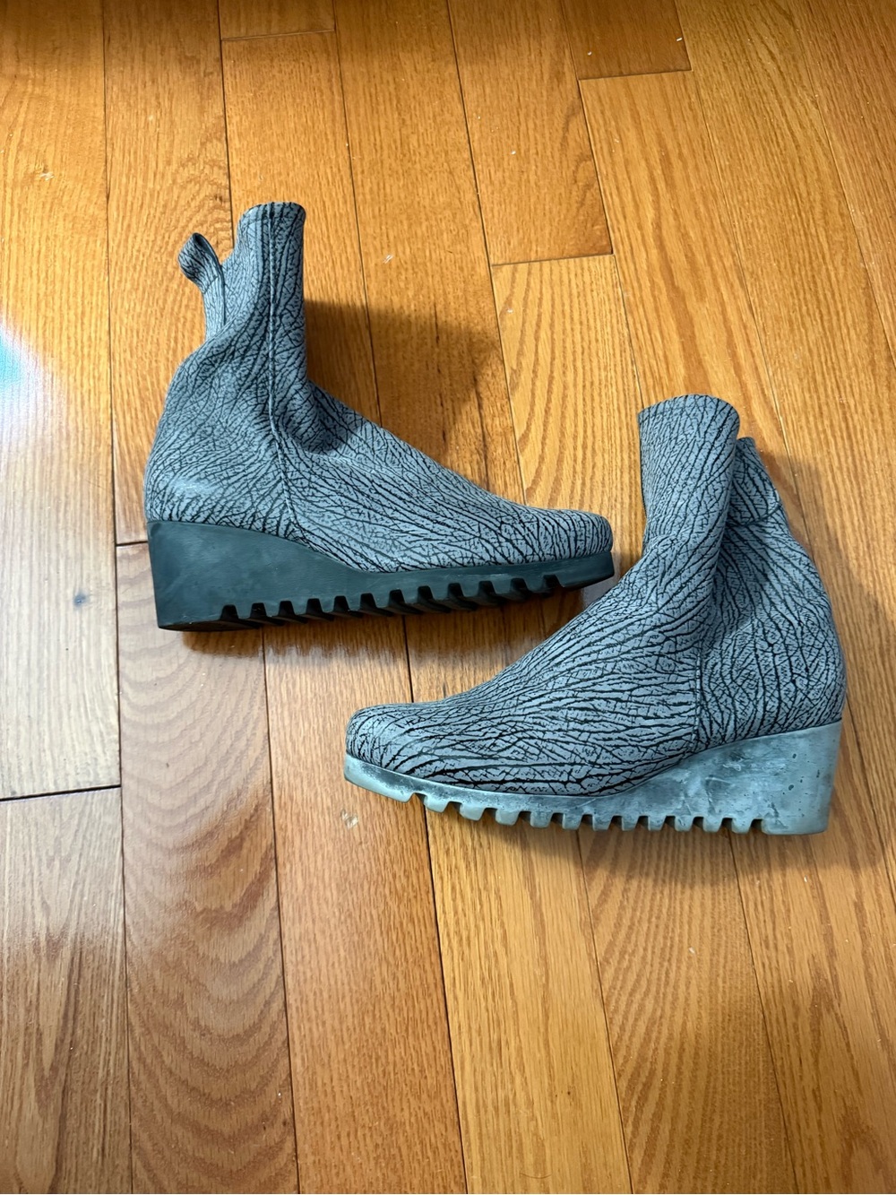 Like new Gray Textured Wedge Ankle Boots